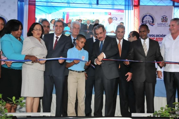Presidente Danilo Medina inaugura escuela en Peravia:  