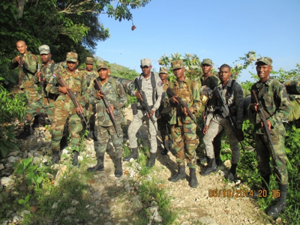 Guardias dominicanos custodian la frontera dominico-haitiana, para evitar que algunos ilegales pretendan cruzarla sin la debida documentación.