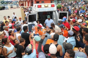 Momentos que los heridos eran llevados al hospital por la ambulancia.
