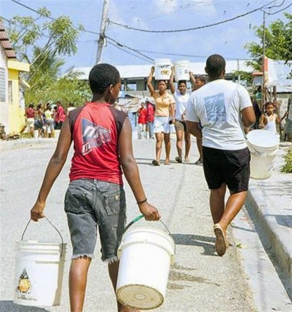 Afirman tienen varias semanas sin agua en barrio 30 de Mayo Bani