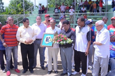 El profesor José Acosta recibe placa de reconocimiento por su larga trayectoria en el softbol de Salcedo.