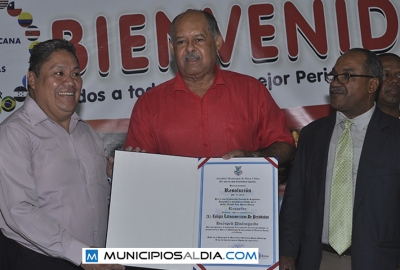 Juan Delgado Celis, presidente del Colaper, a la izquierda, Daniel Ozuna, alcalde de Boca Chica, al centro y  Olivo de León, presidente del Colegio Dominicano de Periodistas, CDP, a la derecha.