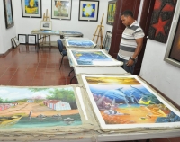 Parte de las obras de arte incautada que se pondrán en venta en el Colegio Dominicano de Artistas Plásticos en su sede de la calle El Conde de la Zona Colonial.