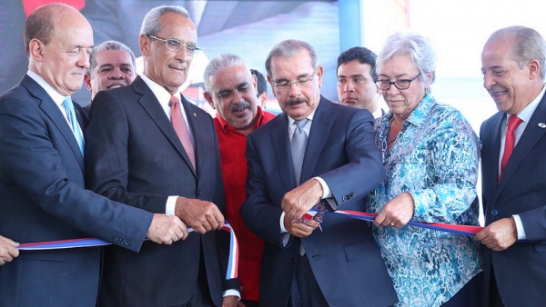 Presidente Medina entrega hospital y estancia infantil en Samaná: 