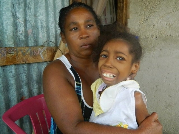 Deseperada madre pide ayuda para llevar una hija enferma a la capital‏