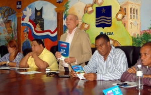 El senador de Azua, Rafael Calderón explica el programa del evento Expo Azua 2014.