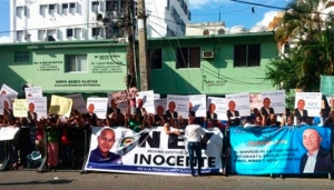 Seguidores del regidor de Pedro Brand Erincson de los Santos Solís se manifestaron exigiendo su libertada y su inocencia en el caso de sicariato al que fue acusado por el Ministerio Público y la Policía Nacional.