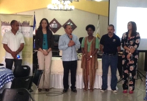 Rosa Arlene María, Remberto Cruz, alcalde de Moca; Genrry González, Fátima Lorenzo y Karolin Reyes.