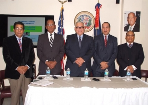 Al centro, el Lic. Luis Lithgow, representante del gobierno del Presinddete Danilo Medina, junto al Dr. Antonio Medina y Lic. Julio César Sepulveda, a su derecha; Dr. Héctor Pereyra, embajador Lic. Manuel (Manny)