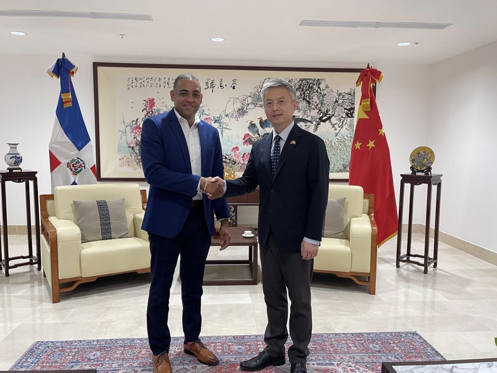 El alcalde Rafa Ortiz sostuvo un encuentro con el embajador de China, Chen Luning.