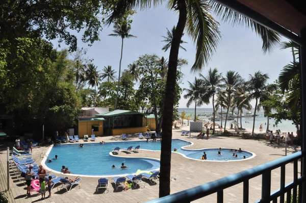 Vista del área de la piscina, la playa Boca Chica y la Marina Makey desde una de las habitaciones del Hotel Don Juan.
