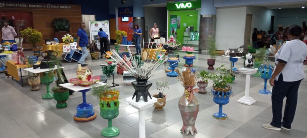 Artesanías con materiales reciclados, hechas por niños de la comunidad de La Zurza, se exhiben en el Metro de Santo Domingo.