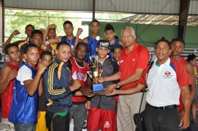 Bienvenido Solano, presidente de la Federación Dominicana de Boxeo, entrega el trofeo de campeón del XXXII Torneo Nacional de Boxeo Infantil a la delegación de la región Norte. 