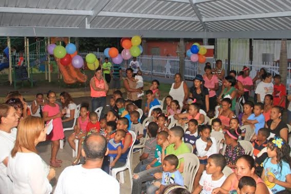 Diputada entrega juguetes a cientos de niños pobres en Puerto Rico 