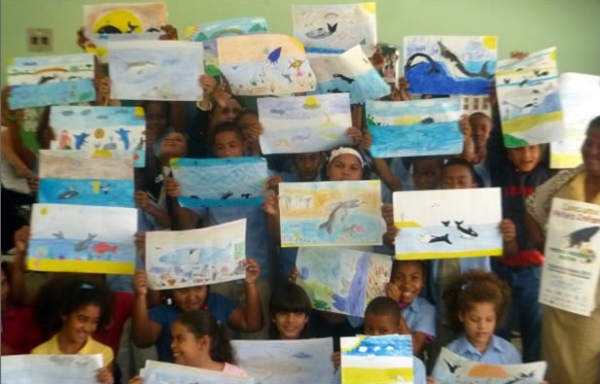 Niños pintan ballenas en concurso en Samaná
