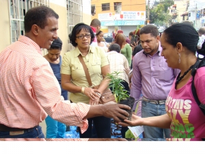 Domingo Contreres, director de Centro de Innovación Atabey, entrega una de las plantas a una ciudadana de Villa Consuelo en el Distrito Nacional.