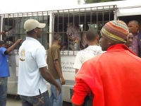 Migración deporta a cien indocumentados haitianos