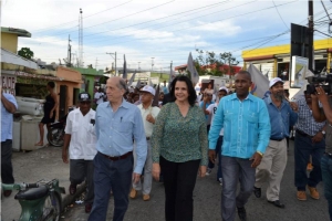 Candidata presidencial Minou Tavárez recorre sector Piedra Blanca: 