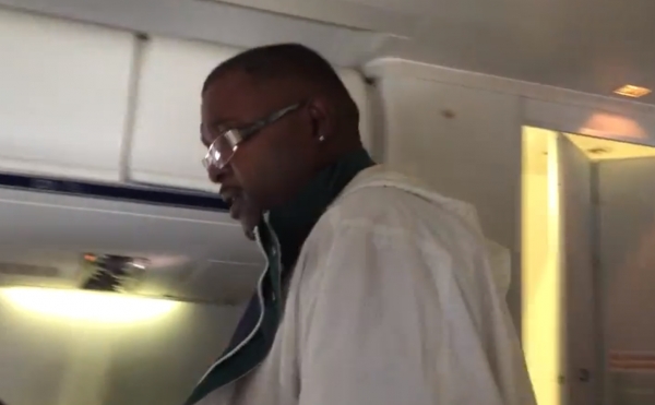El pasajero norteamericano que viajó desde Filadelfia hasta Punta Cana, y bromeo haber estado en Africa después de toser en el vuelo 845 de US Airways. 