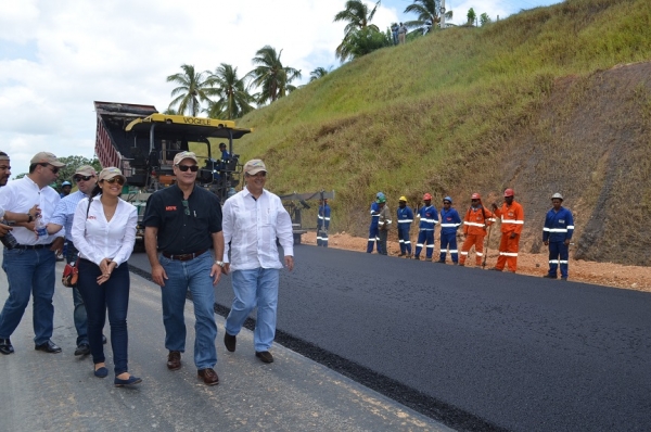 Durante un recorrido este domingo por la zona, con miembros del Consorcio Odebrecht, responsable de la vía, el ministro de Obras Públicas, Gonzalo Castillo,