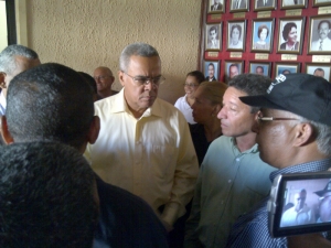 Uno de los dirigentes de la Asociación Dominicana de Profesores, dando declaraciones a la prensa en la protesta de la provincia Valverde Mao.