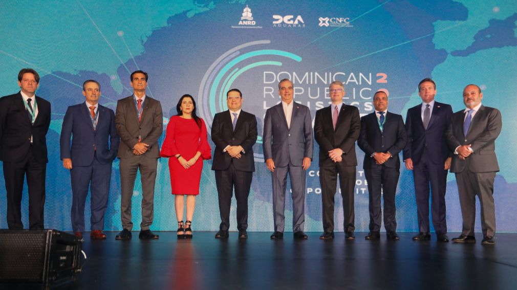 Durante el acto, el presidente Luis Abinader, junto a Eduardo Sanz Lovatón y Jaak Rannik desplegaron como acto simbólico, el mapa de la República Dominicana, resaltando la conectividad global.