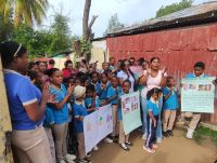Alumnos y madres se concentraron con pancartas y lanzando consignas en la parte frontal de la escuela Ana Antonia de los Santos (La Gallera), la mañana de este jueves.