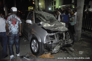 Condiciones en que quedó el vehículo que mató a tres hermanos en la madrugada del miércoles en Santo Domingo.