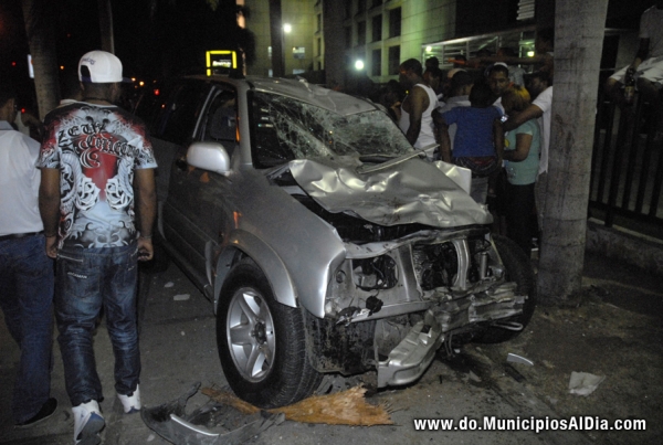 Condiciones en que quedó el vehículo que mató a tres hermanos en la madrugada del miércoles en Santo Domingo.