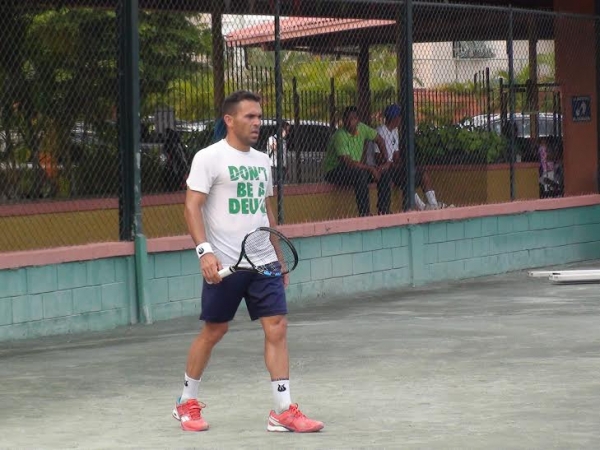 La primera raqueta nacional, Víctor Estrella, en el marco de sus entrenamientos en el Santo Domingo Tennis Club (La Bocha), donde la selección local entrena todos los días a partir de la 1:00 de la tarde.