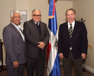 El cónsul Eduardo Selman, a la derecha, junto al licenciado Luis  Lithgow y el vicecónsul Román Octavio Jáquez, mientras se encontraban en el despacho   consular previo a la ceremonia de toma de posesión de Selman.