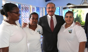 Danilo Medina con empleadas de la tradicional dulcería Las Marías de Baní.