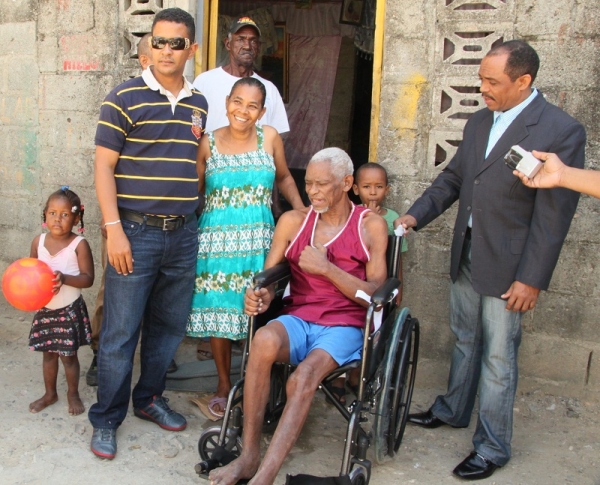 Gobernador de San Cristóbal entrega silla de ruedas