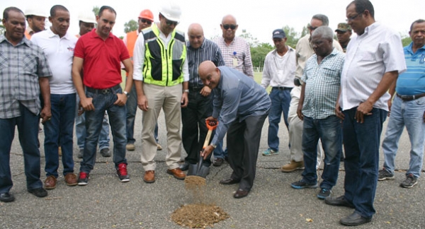 El vice ministro de deportes Enmanuel Trinidad Puello realiza el primer palazo de la reconstrucción de la pista de atletismo a un costo de más de 25 millones de pesos.
