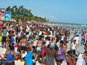Espectáculo musical cierra Semana Santa en playa Boca Chica