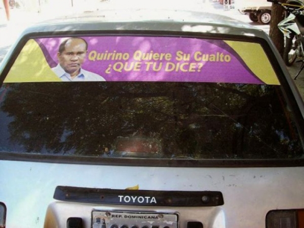 Foto de vehículo privado que promueve mensaje de Quiro Paulino.