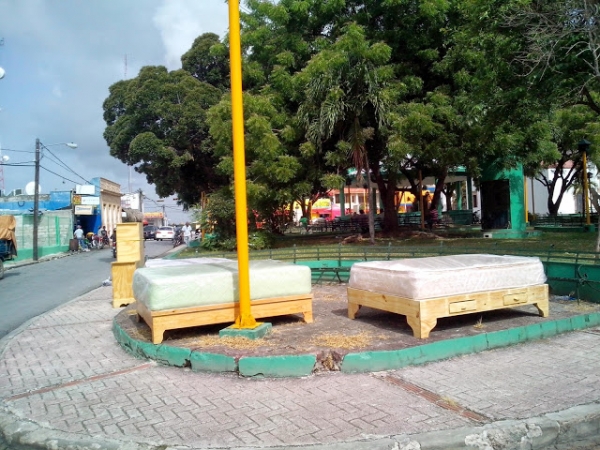 Convierten parque de El Seibo en mercado de pulgas y agencia de electrodomesticos