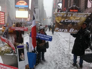 Protesta simultanea en Nueva York y Baní en contra de la construcción de la plantas a carbón en Punta Catalina, Baní.