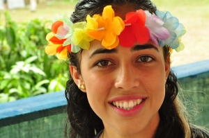 Con cintillos de flores en la cabeza se identifican las mujeres durante el Festival de las Flores de Jarabacoa.