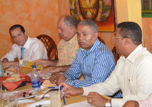 Juan de los Santos, Daniel Ozuna, Ramón Pascual Gómez y Victor D´Aza, mientras este último se dirigía a los alcaldes y alcaldesa que asistieron a la reunión de ASOMUREO.