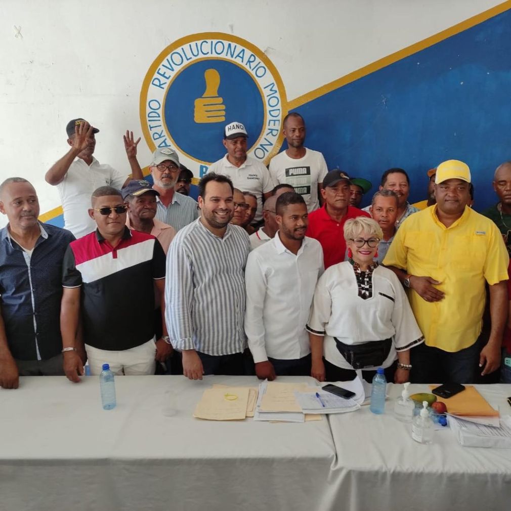 Regidores, líderes comunitarios, así como dirigentes y simpatizantes del PRM acompañaron a la alcaldesa por San Juan de la Maguana.