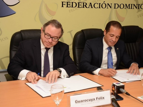 Guarocuya Félix y Juan de los Santos al momento de la firma del convenio: 