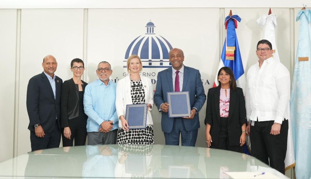El Ministerio de Energía y Minas y el PNUD firmaron un acuerdo para electrificar viviendas rurales en la República Dominicana.
