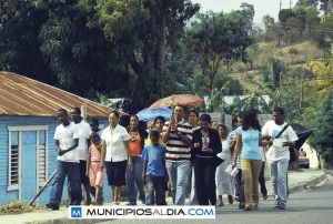 Procesión por parte de familias sanjuaneras, parte de la religiosidad dominicana.