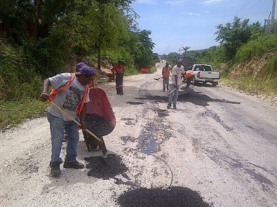 Obras Públicas inicia bacheo carretera Barahona