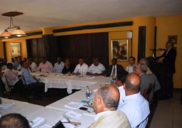Miguel Vargas trata con alcaldes sobre fortalecimiento del PRD