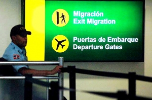 Agente de seguridad del Aeropuerto Internacional Las Américas José Francisco Peña Gómez mientras vigila el acceso a migración.