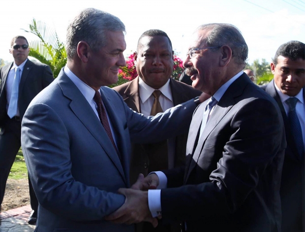 Gonzalo Castillo, ministro de Obras Públicas y Comunicaciónes se saluda con el presidente Danilo Medina a su llegada en el acto de inauguración de la carretera El Seibo-Miches, en la Región Este de República Dominicana.