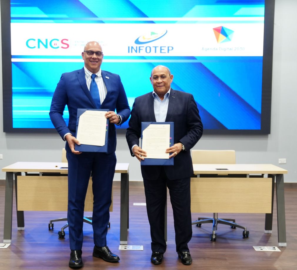 El convenio fue firmado por Rafael Santos Badía, director general del Infotep, y Juan Gabriel Gautreaux, director ejecutivo del CNCS.