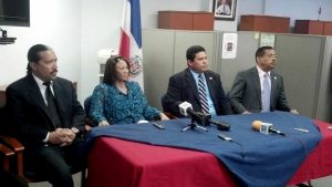 Rueda de prensa en la que Aida de los Santos Pineda anuncia el apoderamiento de sus abogados para demandar al Gobierno de Puerto Rico por hacerla metido presa injustamente.